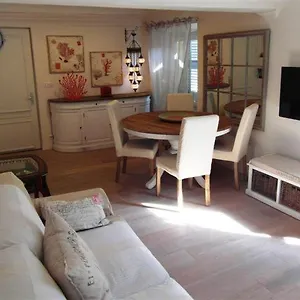 charming-corner-abode-with-castle-views.fr-provencehotel.com/